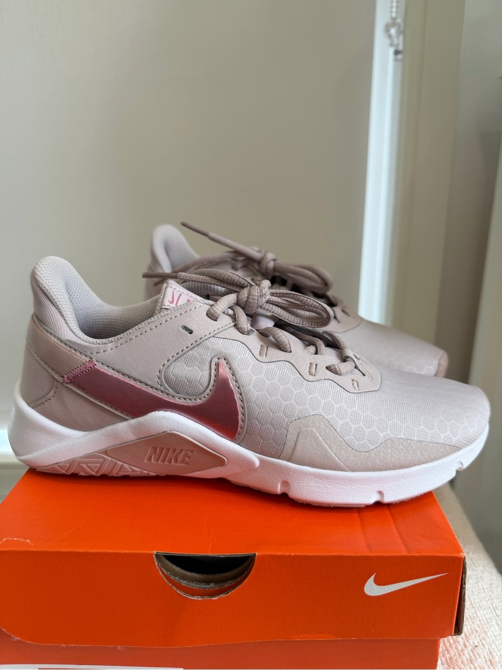 Nike Legend Essential 2 sneakers